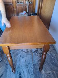Tavolo cucina con sedie e mobili tv