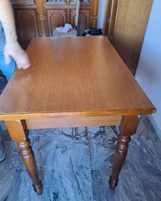Tavolo cucina con sedie e mobili tv