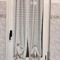 Coppia di tende bianche e beige con asta