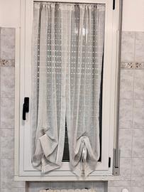 Coppia di tende bianche e beige con asta