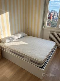 Letto ikea matrimoniale con materasso e cuscini