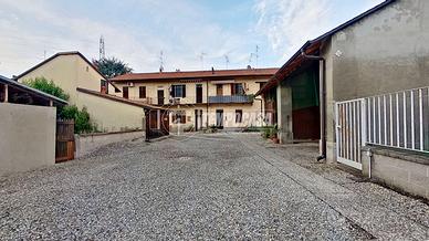 BILOCALE IN CORTE CON ORTO E DEPOSITO DI 2 PIANI