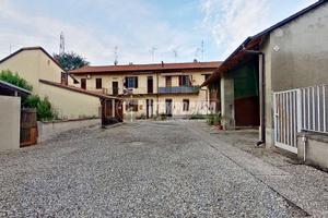 BILOCALE IN CORTE CON ORTO E DEPOSITO DI 2 PIANI