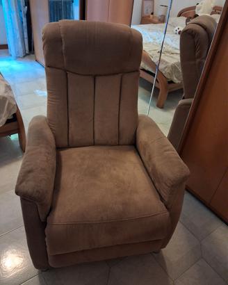 Poltrona reclinabile con poggiapiedi