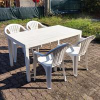 Tavolo da esterno più sedie 