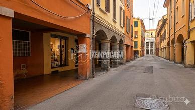 VIA IRNERIO NEGOZIO A REDDITO CON CANNA FUMARIA