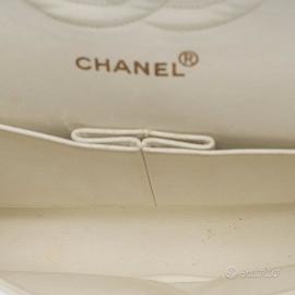 Chanel Borsa Media in pelle bianca di agnello