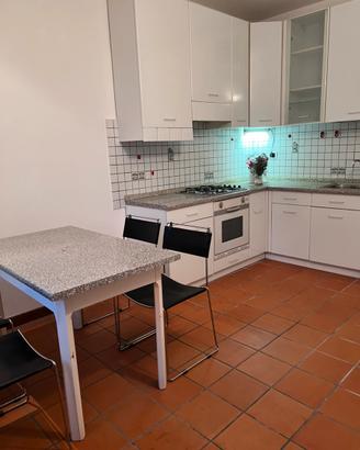Cucina intera a L + tavolo e 4 sedie