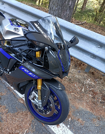 Yamaha R1M 2024 con accessori Yamaha