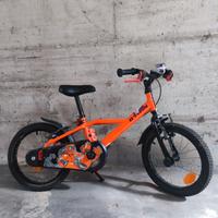 bicicletta bambino/a con casco