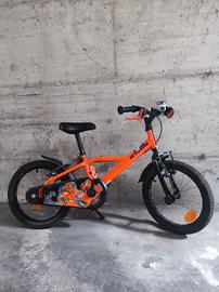 bicicletta bambino/a con casco