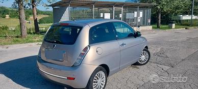 lancia ypsilon 2010 metano