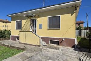 Villa di 117 m² con 3 locali e box auto a Galliate