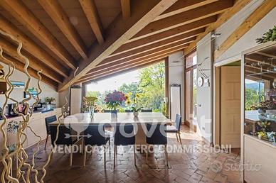 Villa di 375 m² con più di 5 locali a Gavirate