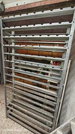 porta vini a rastrelliera