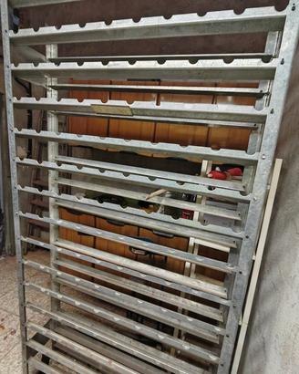 porta vini a rastrelliera
