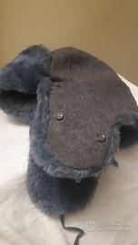 cappello in feltro grigio e paraorecchie in pelo s