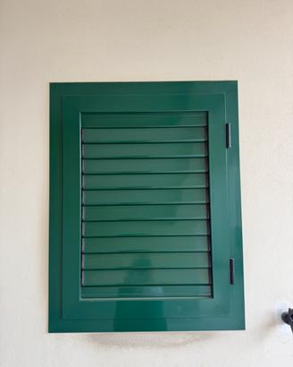 Finestra in alluminio bianca + persiana verde