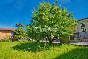 VILLA CON GIARDINO LIBERA SU 4 LATI CON TAVERNA !!