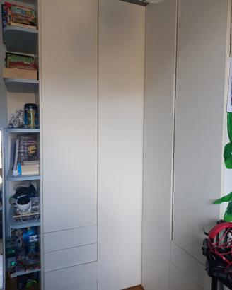 armadio ad angolo bianco effetto legno