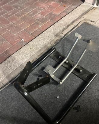 Cavalletto moto anteriore universale per furgone