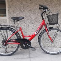 donna ragazza 24 con marce e cestino pronta all'us