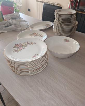 servizio piatti vintage anni 60 mai usato.