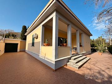 Villa a Mondello zona Galatea / Palace hotel