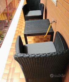 tavolino e due poltrone 