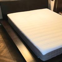 Letto giapponese con cassettone testata in pelle