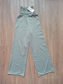 Pantaloni in maglia verdi olive a gamba larga. .