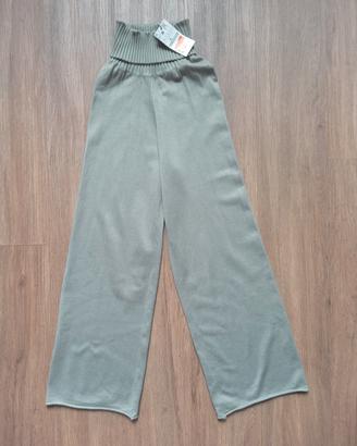Pantaloni in maglia verdi olive a gamba larga. .