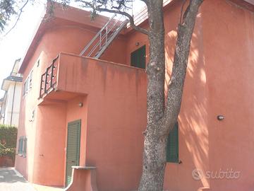 Villa a due piani con giardino