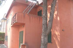 Villa a due piani con giardino