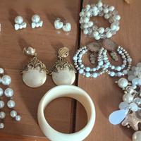Set di bijoux in stile perle ed eleganza vintage 