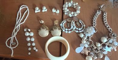 Set di bijoux in stile perle ed eleganza vintage 