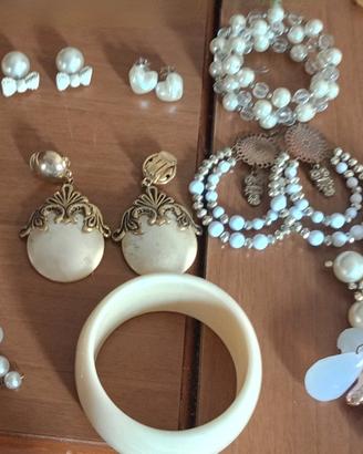 Set di bijoux in stile perle ed eleganza vintage 