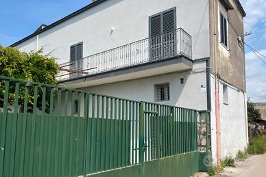 Fabbricato indipendente con spazi esterni