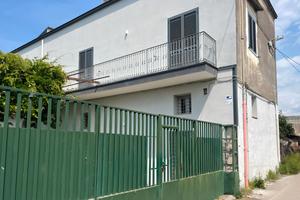 Fabbricato indipendente con spazi esterni
