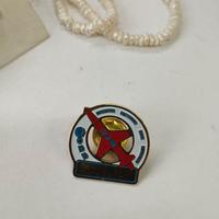 Questo è un distintivo o una spilla che commemora