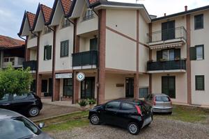 Bilocale ristrutturato con terrazzo e 2 posti auto