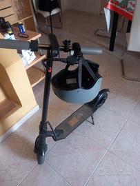 monopattino con casco 