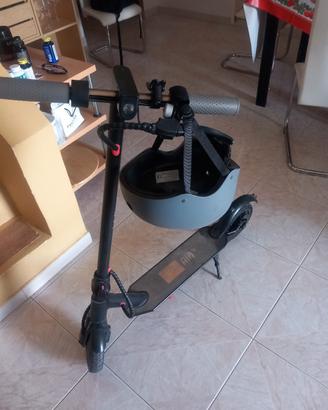 monopattino con casco 