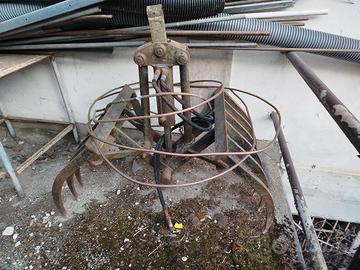 pinza per escavatore o caricatore forestale