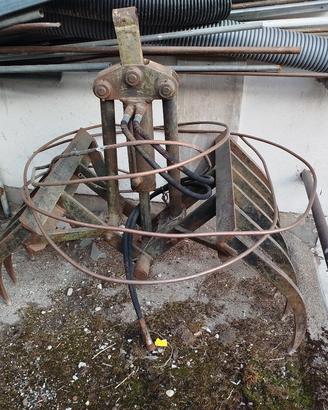 pinza per escavatore o caricatore forestale