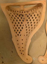 Applique artigianali in terracotta traforata