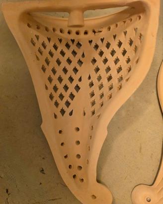 Applique artigianali in terracotta traforata