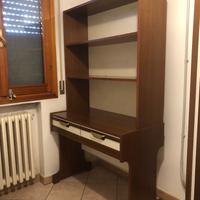 Scrivania con libreria per studio