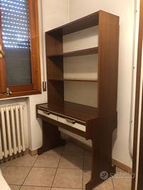 Scrivania con libreria per studio