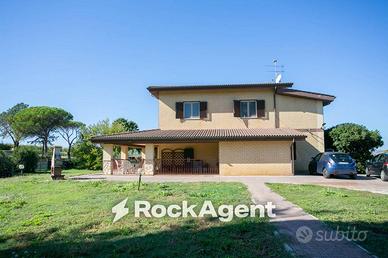 Villa di 350 m² con più di 5 locali e box auto a P